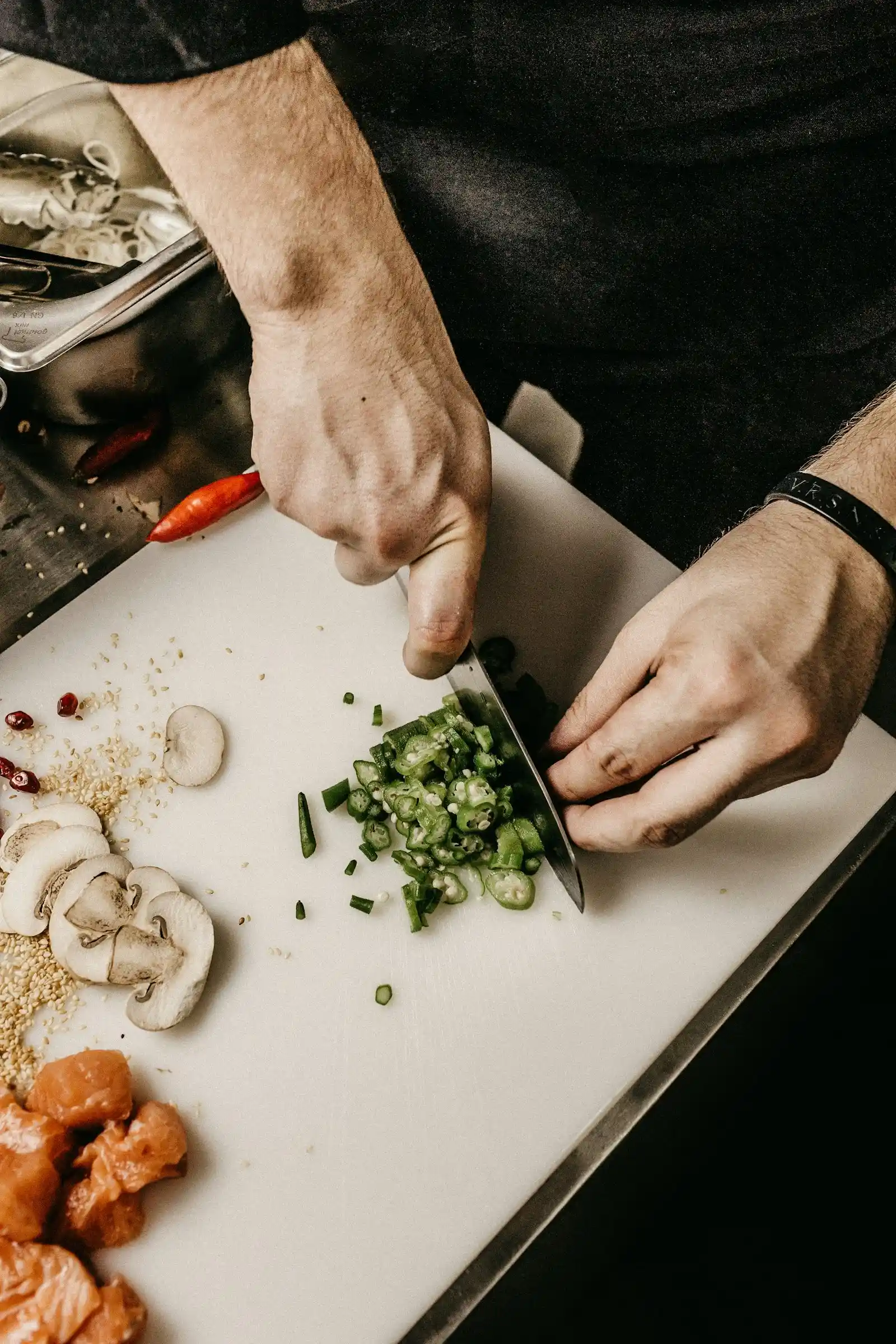 Повар нарезает зелень на кухне