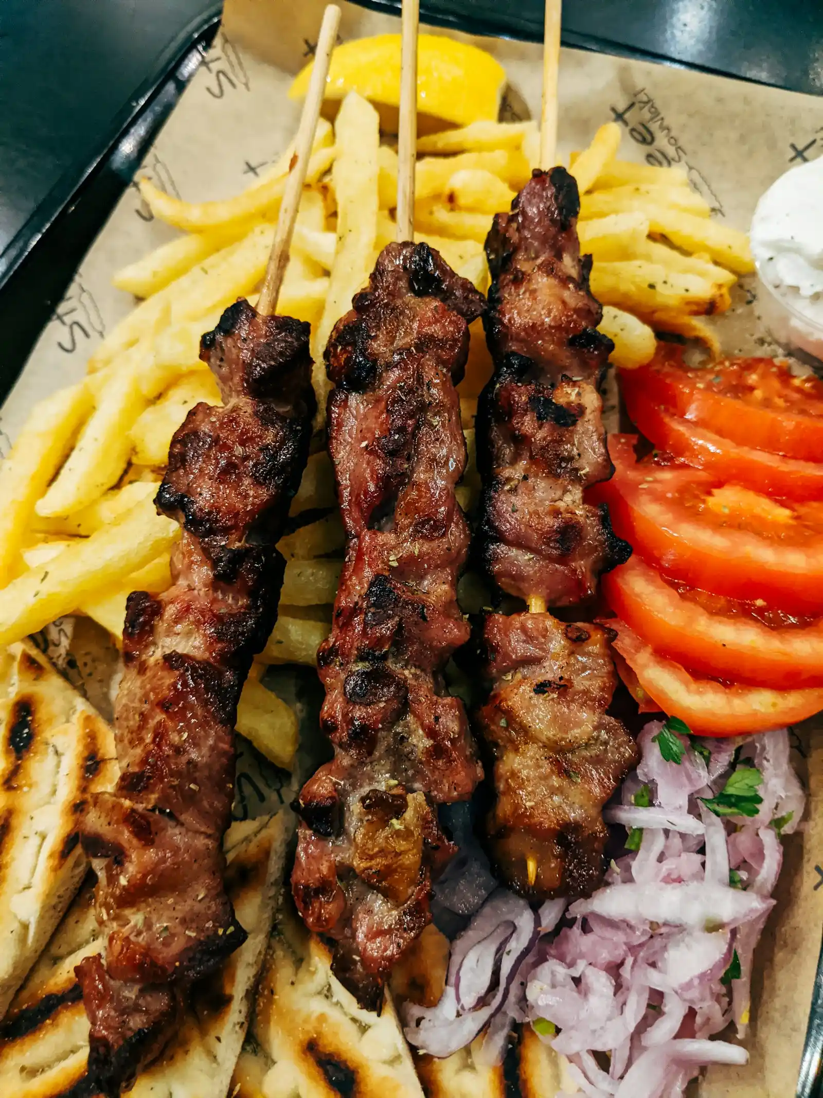 Шашлык на шампурах с картофелем и овощами